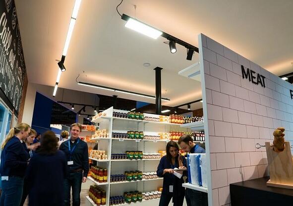  ֣Philips LightingEuroShop 2017չʾ͵Ĳɫյ
