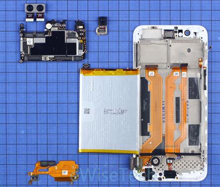 OPPO R11手机电池通过透明胶纸和双面胶固定，易于拆解和更换