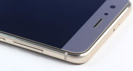 华为荣耀9手机的屏幕与金属中框的边缘直接贴合，未在两者之间加入塑料支撑，有效的降低了手机的厚度