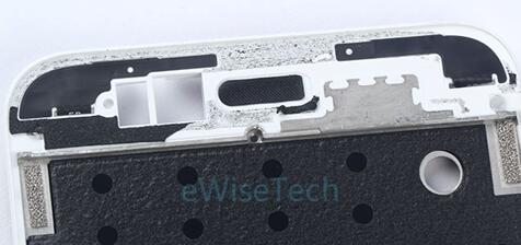 小米5X智能手机除了金属后盖上下端的注塑天线带外，还在中框顶端与屏幕相连的一侧贴了两条FPC技术天线