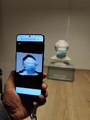OQmented新型3D深度摄像头捕捉的戴口罩的半身像