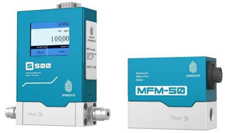 青岛芯笙S500系列气体质量流量控制器（左）和MFM-50系列气体质量流量计（右）