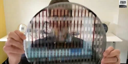 Metalenz联合创始人Rob Devlin拿着12英寸超透镜晶圆