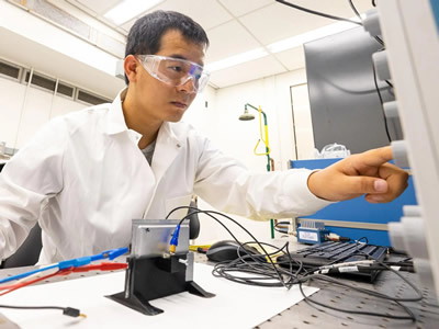  研究人员利用超声波传感器检测电池材料的变化