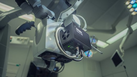 由于其小巧的外形尺寸以及与标准C接口光学元件的兼容性，imec的snapscan系列产品可以轻松安装于标准外科手术显微镜。