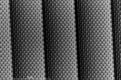 META Materials超构表面的扫描电子显微镜（SEM）图像，其超构表面是利用电子束光刻和干法蚀刻技术制造而成的。