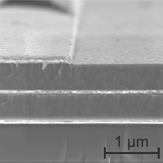 AlScN˫㱡ĤջṹSEMͼڹƬϿɼŲPt缫AlScNĤ