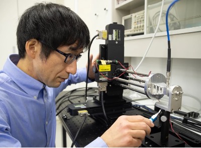 Kawano正在调整用于测试碳纳米管光学传感器的宽频谱系统