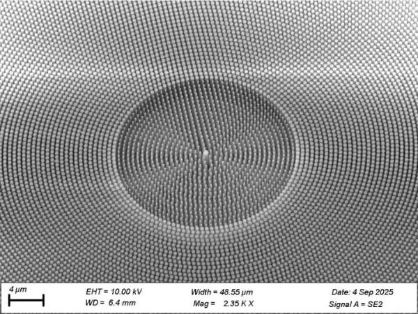  ����һ������˹����ѧ�Ʊ��Ķ������賬������SEMͼ�����������ṹ�߶����򣬳������Բ���Σ�����δ�۲쵽����ȱ�ݡ�