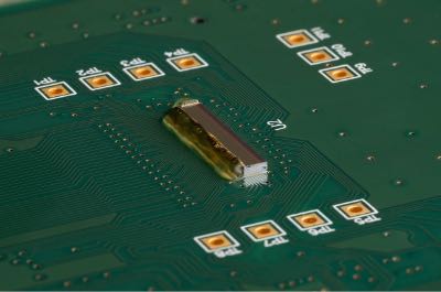  Singular Photonics��Sironaϵ��512�������󴫸�����ÿ�����ؼ������ֲ�ͬ���͵� SPAD��������ʱ��ֱ����׹���ɨ���������΢����